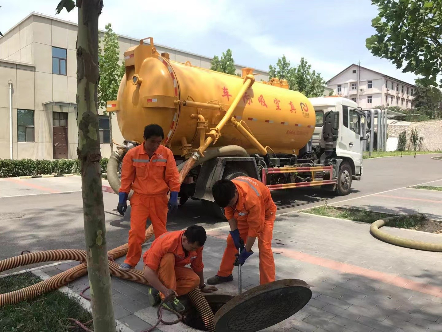 白碱滩管道疏通车停在窨井附近