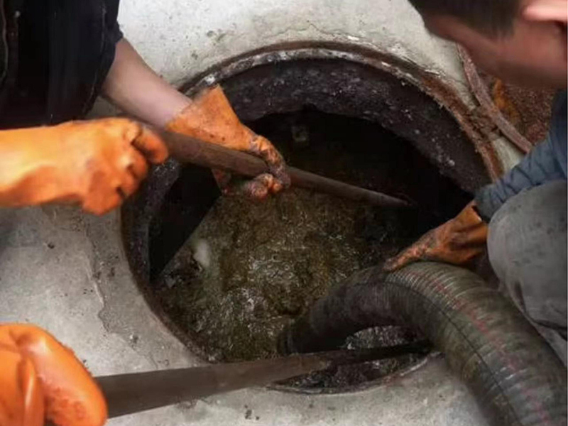 白碱滩清理化粪池时如何避免沼气的危害？